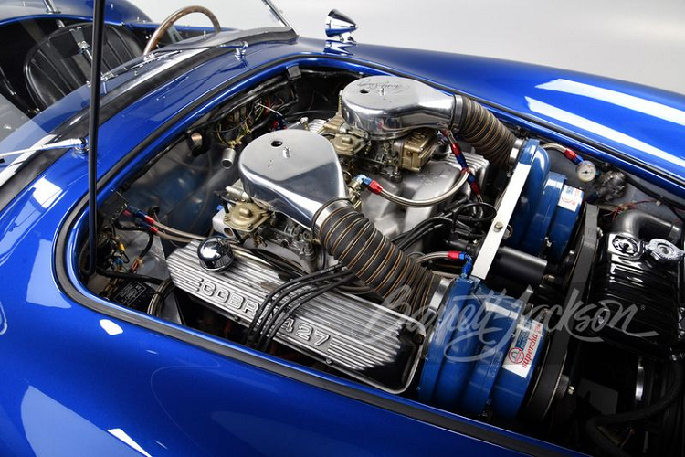 Shelby Cobra 427 Super Snake 1966 sở hữu hộp số tự động khá đặc biệt với một cặp bộ siêu nạp Paxton cung cấp bộ chế hòa khí Holley bốn nòng kép nằm trên đỉnh ống nạp khí.