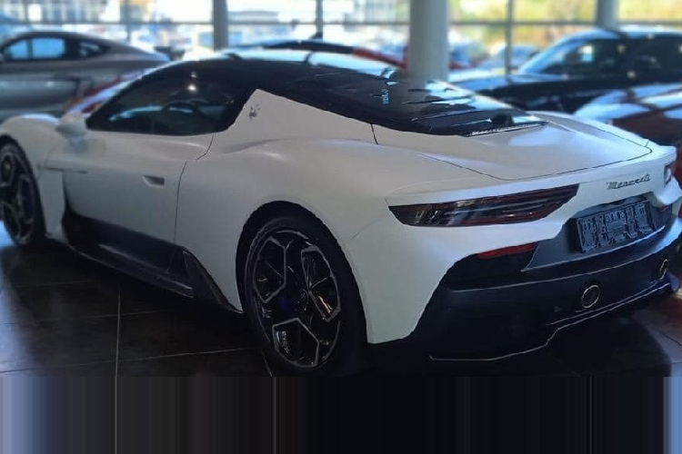 Trái tim trên Maserati MC20 sẽ đồng hành cùng hộp số tự động ly hợp kép 8 cấp cùng hệ dẫn động cầu sau, nhờ đó, siêu xe này có thể tăng tốc từ vị trí xuất phát lên 100 km/h trong thời gian dưới 2,9 giây trước khi đạt vận tốc tối đa 325 km/h.