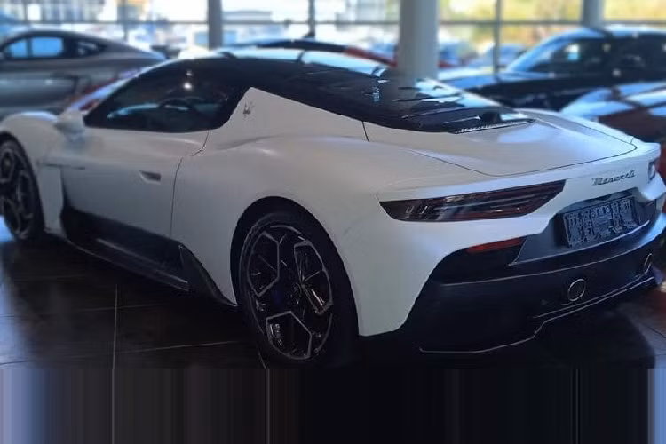 Trái tim trên Maserati MC20 sẽ đồng hành cùng hộp số tự động ly hợp kép 8 cấp cùng hệ dẫn động cầu sau, nhờ đó, siêu xe này có thể tăng tốc từ vị trí xuất phát lên 100 km/h trong thời gian dưới 2,9 giây trước khi đạt vận tốc tối đa 325 km/h.