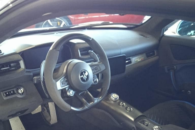 Maserati MC20 chuẩn bị hạ cánh tại Việt Nam có ngoại thất sơn màu trắng Bianco Audace kết hợp cùng các điểm nhấn sơn đen. Xe có nội thất đen và sọc xanh dương Cileo mô phỏng 3D và cả carbon.