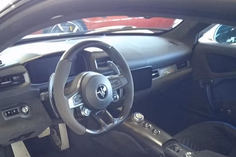 Maserati MC20 chuẩn bị hạ cánh tại Việt Nam có ngoại thất sơn màu trắng Bianco Audace kết hợp cùng các điểm nhấn sơn đen. Xe có nội thất đen và sọc xanh dương Cileo mô phỏng 3D và cả carbon.