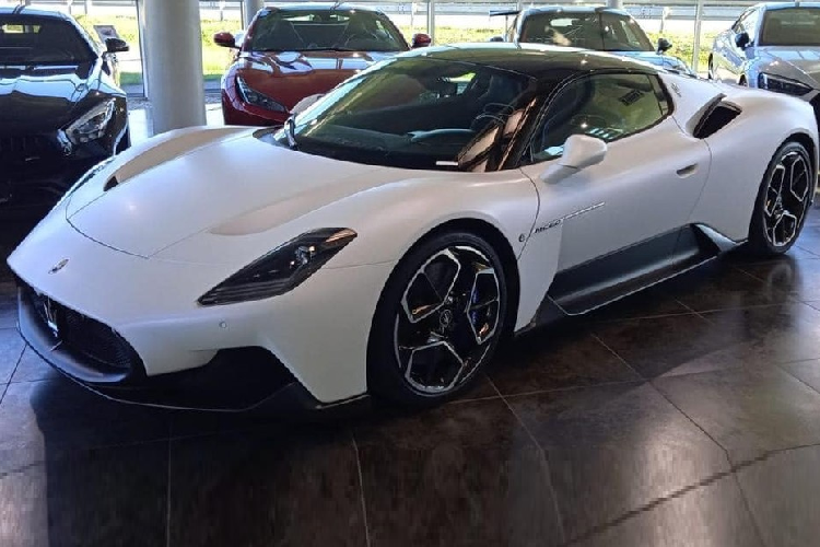 Hiện đã có 1 chiếc siêu xe Maserati MC20 về Việt Nam thông qua đơn đặt hàng của một người chơi xe ở Tây Ninh, và chưa rõ chiếc Maserati MC20 thứ 2 cập bến dải đất hình chữ S đã có chủ nhân hay chưa. Giá xe Maserati phiên bản MC20 tại thị trường nước ngoài từ 4,4 tỷ đến 5,7 tỷ đồng.