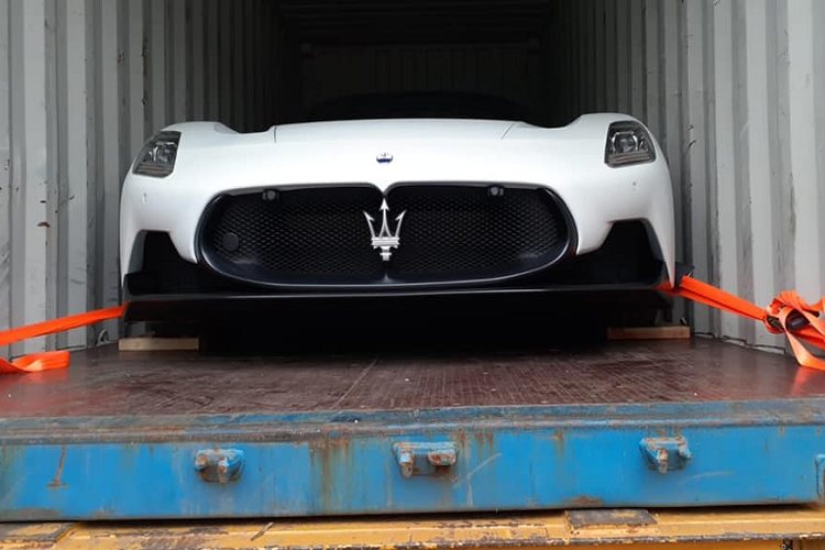 Mới đây, một người chuyên nhập khẩu siêu xe về nước đã chia sẻ hình ảnh về chiếc siêu xe Maserati MC20 màu trắng chuẩn bị cập bến Việt Nam. Hình ảnh mới nhất của chiếc xe Maserati MC20 này cho thấy xe đã về đến một kho cảng ở Hồng Kông trước khi được cho lên thùng container để đi về Việt Nam.