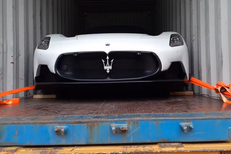 Mới đây, một người chuyên nhập khẩu siêu xe về nước đã chia sẻ hình ảnh về chiếc siêu xe Maserati MC20 màu trắng chuẩn bị cập bến Việt Nam. Hình ảnh mới nhất của chiếc xe Maserati MC20 này cho thấy xe đã về đến một kho cảng ở Hồng Kông trước khi được cho lên thùng container để đi về Việt Nam.