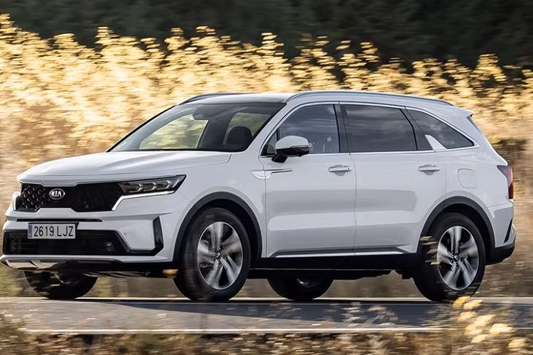  7. Kia Sorento (4.945 chiếc) Tương tự trường hợp của Hyundai Tucson, Kia Sorento thế hệ mới cũng được xem là "Bom tấn" ngay từ thời điểm ra mắt với hàng loạt giải thưởng danh giá từ thiết kế tới an toàn. Trong tháng 2/2021, mẫu SUV 7 chỗ này bán ra tổng cộng 4.945 xe tại Hàn Quốc và xếp ở vị trí số 7 trong bảng xếp hạng.