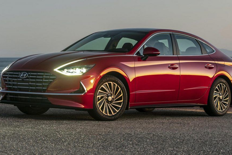  9. Hyundai Sonata (4.186 chiếc) Xếp sau Kia Optima, Hyundai Sonata là mẫu xe đứng thứ 2 trong phân khúc sedan cỡ trung tại Hàn Quốc. Trong tháng 2/2021, mẫu xe này có doanh số tổng hợp đạt 4.186 xe, đứng ở vị trí số 9 trong bảng xếp hạng.
