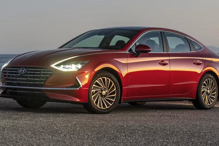  9. Hyundai Sonata (4.186 chiếc) Xếp sau Kia Optima, Hyundai Sonata là mẫu xe đứng thứ 2 trong phân khúc sedan cỡ trung tại Hàn Quốc. Trong tháng 2/2021, mẫu xe này có doanh số tổng hợp đạt 4.186 xe, đứng ở vị trí số 9 trong bảng xếp hạng.