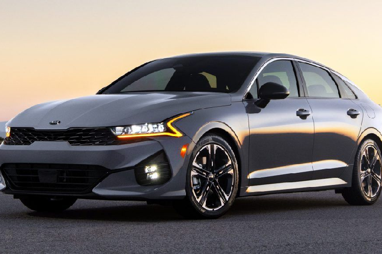  5. Kia Optima / Kia K5 (5.547 chiếc) Kia Optima là mẫu sedan cỡ trung được định vị nằm cùng phân khúc với Toyota Camry, Mazda6 hay Hyundai Sonata. Dù tại nhiều thị trường quốc tế, mẫu xe này chưa thực sự tạo được tiếng vang cũng như ghi nhận mức tăng trưởng ấn tượng nhưng tính riêng ở Hàn Quốc, Kia Optima lại chiếm vị trí số 1 trong phân khúc.