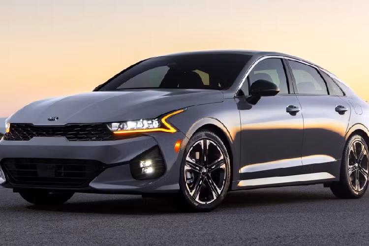  5. Kia Optima / Kia K5 (5.547 chiếc) Kia Optima là mẫu sedan cỡ trung được định vị nằm cùng phân khúc với Toyota Camry, Mazda6 hay Hyundai Sonata. Dù tại nhiều thị trường quốc tế, mẫu xe này chưa thực sự tạo được tiếng vang cũng như ghi nhận mức tăng trưởng ấn tượng nhưng tính riêng ở Hàn Quốc, Kia Optima lại chiếm vị trí số 1 trong phân khúc.