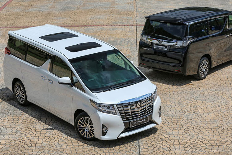 Toyota Alphard ra mắt lần đầu tại Việt Nam từ hồi năm 2017 với định hướng nhắm tới phân khúc khách hàng cấp cao như các CEO, chủ doanh nghiệp, lãnh đạo tập đoàn lớn... Trên phiên bản nâng cấp 2021, Toyota Alphard được bổ sung các tính năng nổi bật như Hệ thống an toàn Toyota Safety Sense (TSS) với các chức năng Cảnh báo tiền va chạm (PCS); Cảnh báo chệch làn đường (LDA), Hỗ trợ giữ làn đường (LTA), Điều khiển hành trình chủ động (DRCC), Điều chỉnh đèn chiếu xa tự động (AHB)...