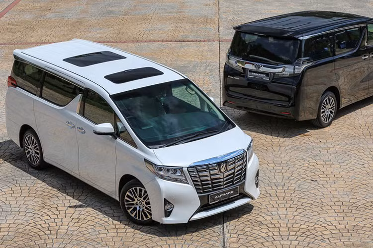 Toyota Alphard ra mắt lần đầu tại Việt Nam từ hồi năm 2017 với định hướng nhắm tới phân khúc khách hàng cấp cao như các CEO, chủ doanh nghiệp, lãnh đạo tập đoàn lớn... Trên phiên bản nâng cấp 2021, Toyota Alphard được bổ sung các tính năng nổi bật như Hệ thống an toàn Toyota Safety Sense (TSS) với các chức năng Cảnh báo tiền va chạm (PCS); Cảnh báo chệch làn đường (LDA), Hỗ trợ giữ làn đường (LTA), Điều khiển hành trình chủ động (DRCC), Điều chỉnh đèn chiếu xa tự động (AHB)...