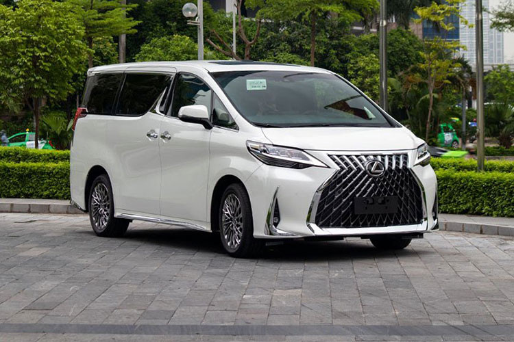 1. Lexus LM (Giá từ 6,8 tỷ đồng) Lexus LM chính hãng được ra mắt thị trường Việt Nam vào hồi giữa tháng 5 vừa qua với duy nhất 1 biến thể là LM 350 và 2 phiên bản, bao gồm bản 7 chỗ và bản 4 chỗ. Đi kèm với đó còn là mức giá dao động từ 6,8 - 8,2 tỷ đồng, đây cũng là mức giá cao nhất trong nhóm xe MPV hạng sang tại Việt Nam hiện nay.