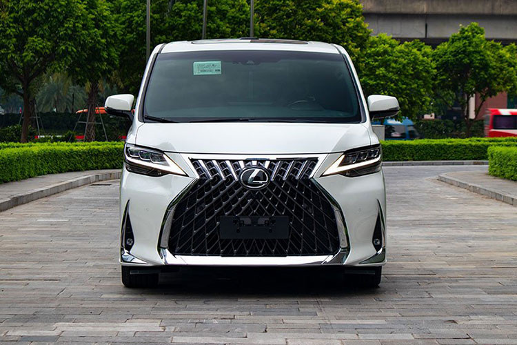 Về truyền động, biến thể Lexus LM 350 được trang bị động cơ xăng V6 3.5L, mã hiệu 2GR-FKS, sản sinh công suất tối đa 296 mã lực và 360 Nm mô-men xoắn. Sức mạnh này được truyền xuống hai bánh trước thông qua hộp số tự động 8 cấp, tăng tốc từ 0 - 100 km/h trong 8,3 giây trước khi chạm ngưỡng 180 km/h.