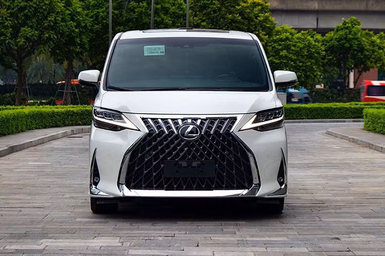 Về truyền động, biến thể Lexus LM 350 được trang bị động cơ xăng V6 3.5L, mã hiệu 2GR-FKS, sản sinh công suất tối đa 296 mã lực và 360 Nm mô-men xoắn. Sức mạnh này được truyền xuống hai bánh trước thông qua hộp số tự động 8 cấp, tăng tốc từ 0 - 100 km/h trong 8,3 giây trước khi chạm ngưỡng 180 km/h.