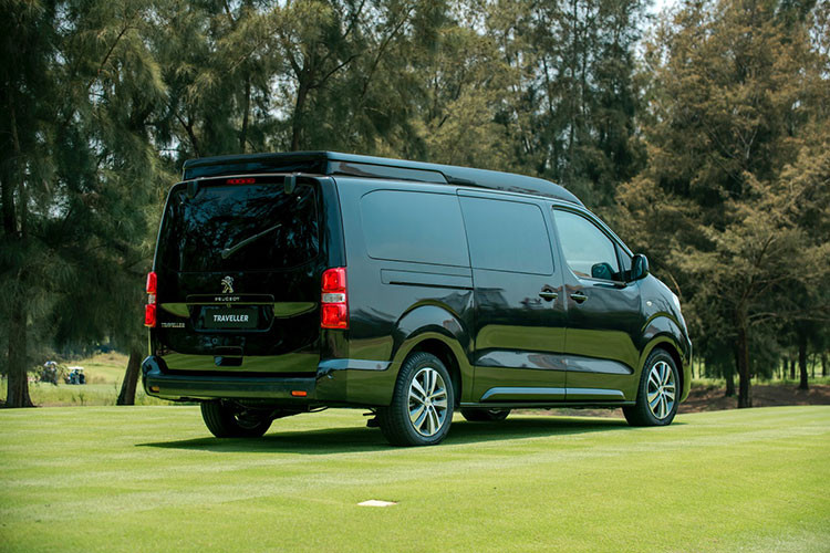 Các chi tiết khác được trau chuốt hơn so với Luxury như đèn LED hắt sáng, sàn gỗ, ốp điều hòa giả gỗ. Trang bị an toàn của Peugeot Traveller Luxury và Premium bao gồm các hệ thống công nghệ an toàn hiện đại như: Hệ thống chống bó cứng phanh ABS, hệ thống phân phối lực phanh điện tử EBD, hệ thống cảnh báo điểm mù, hệ thống cảnh báo chệch làn đường, cảm biến trước sau, Camera lùi 180 độ, hệ thống 6 túi khí bố trí xung quanh xe, cảnh báo áp suất lốp...