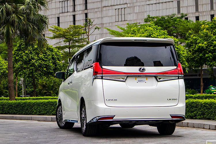 LM là mẫu MPV đầu tiên trong gia đình Lexus và được phát triển dựa trên nền tảng khung gầm và kết cấu của "người anh em" Toyota Alphard. Về ngoại hình, Lexus LM sở hữu diện mạo bề thế và hiện đại với ngôn ngữ thiết kế mang đặc trưng của hãng xe sang Nhật Bản.