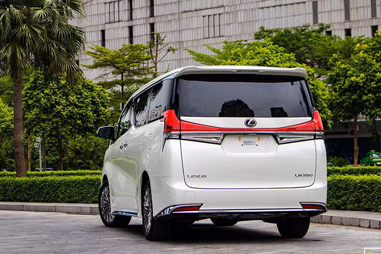 LM là mẫu MPV đầu tiên trong gia đình Lexus và được phát triển dựa trên nền tảng khung gầm và kết cấu của "người anh em" Toyota Alphard. Về ngoại hình, Lexus LM sở hữu diện mạo bề thế và hiện đại với ngôn ngữ thiết kế mang đặc trưng của hãng xe sang Nhật Bản.