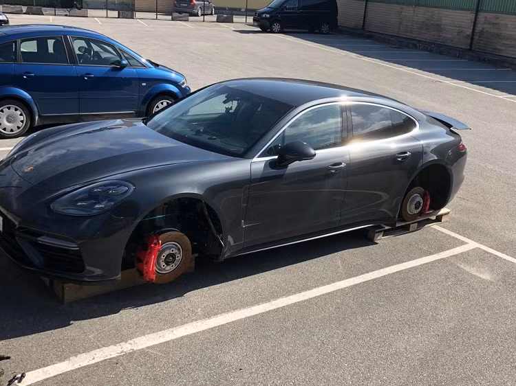 Porsche Panamera bi an trom ca 4 banh, ngay trong bai gui xe