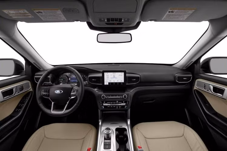 Chưa hết, trục cơ sở của Explorer 2022 cũng tương đối dài, 3.025mm, do đó, không gian nội thất của chiếc SUV ba hàng ghế rộng rãi một cách ấn tượng, bên cạnh đó là loạt tính năng mới như vô lăng mới, cần số núm xoay, màn hình tách hẳn bảng táp-lô (bản Limited dùng loại 8 inch) cùng màn hình đo kỹ thuật số cỡ lớn, hệ thống thông tin giải trí SYNC 3, dàn âm thanh B&amp;O 12 loa cao cấp.