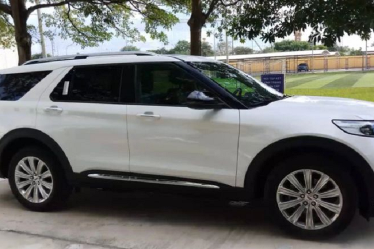 Về thiết kế ngoại thất, Ford Explorer 2022 chính hãng tại Việt Nam có kích thước lớn hơn hẳn nhờ chiều dài lên tới 5.049mm - chỉ có chiếc Chevy Traverse "khổng lồ" mới có thể vượt qua con số này. Xe còn có nhiều trang bị nổi bật như đèn pha LED, mâm 20 inch khỏe khoắn kèm lốp Michelin 255/50R20 có khả năng tự vá.