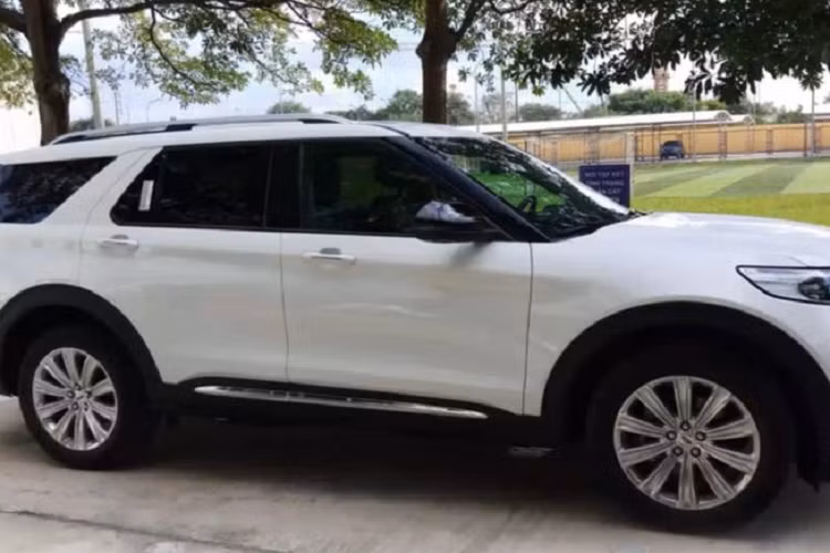 Về thiết kế ngoại thất, Ford Explorer 2022 chính hãng tại Việt Nam có kích thước lớn hơn hẳn nhờ chiều dài lên tới 5.049mm - chỉ có chiếc Chevy Traverse "khổng lồ" mới có thể vượt qua con số này. Xe còn có nhiều trang bị nổi bật như đèn pha LED, mâm 20 inch khỏe khoắn kèm lốp Michelin 255/50R20 có khả năng tự vá.