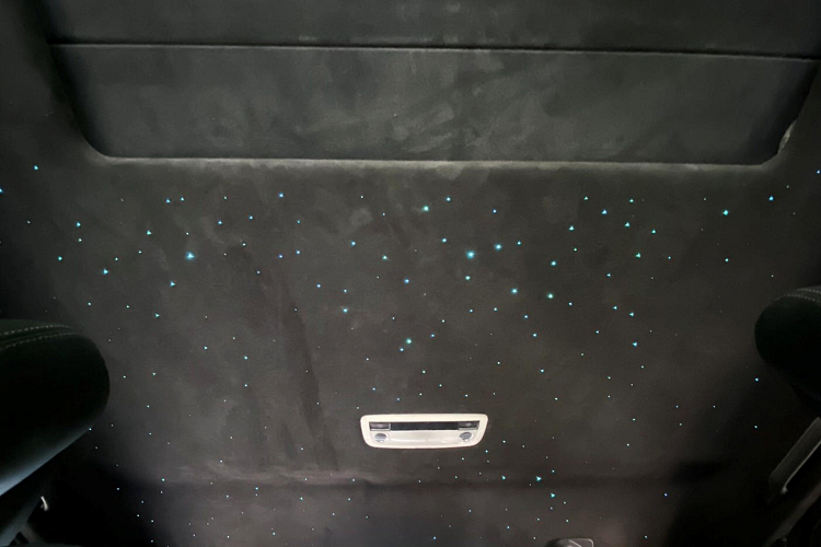 Để cải thiện khả năng off-road của chiếc xe Mercedes-AMG G63 6x6 độ này, thương hiệu So Flo Jeeps đã trang bị cho xe bộ mâm xe bằng nhôm có kích thước 22 inch, đi kèm với đó chính là bộ lốp địa hình cỡ lớn Baja 37 inch.