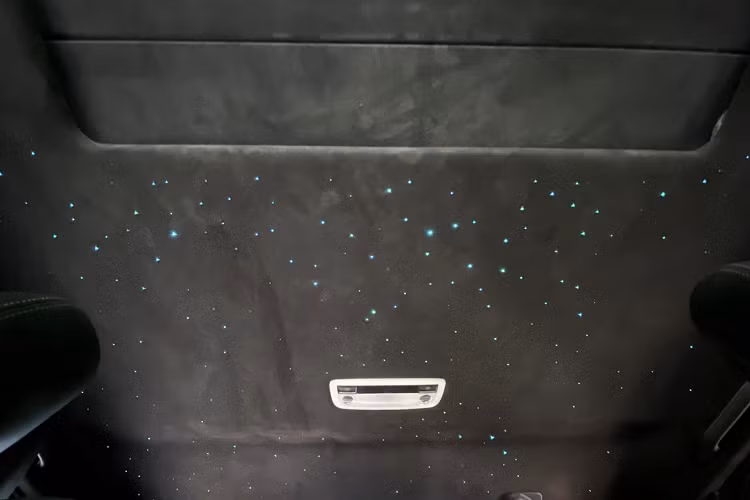 Để cải thiện khả năng off-road của chiếc xe Mercedes-AMG G63 6x6 độ này, thương hiệu So Flo Jeeps đã trang bị cho xe bộ mâm xe bằng nhôm có kích thước 22 inch, đi kèm với đó chính là bộ lốp địa hình cỡ lớn Baja 37 inch.