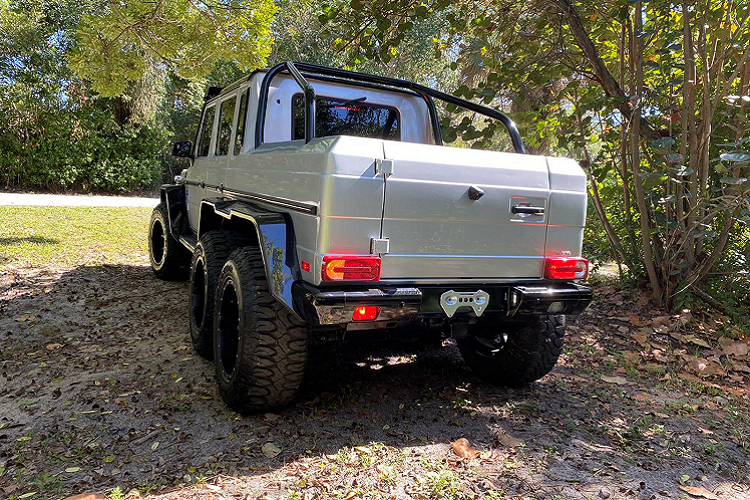 Ngoài ra, động cơ V8 với dung tích 5,5 lít trên Mercedes-AMG G63 nguyên bản đã được thương hiệu tinh chỉnh để có khả năng sản sinh công suất lên đến 700 mã lực, mô-men xoắn ở mức 814 Nm thay cho mức công suất nguyên bản 563 mã lực cùng 761 Nm trên Mercedes-AMG G63.