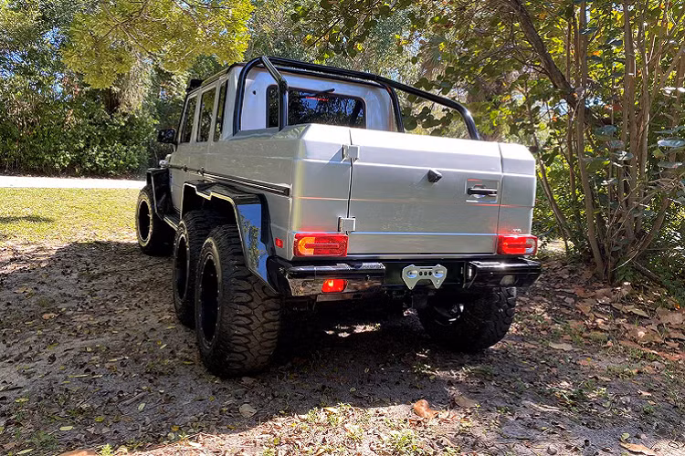 Ngoài ra, động cơ V8 với dung tích 5,5 lít trên Mercedes-AMG G63 nguyên bản đã được thương hiệu tinh chỉnh để có khả năng sản sinh công suất lên đến 700 mã lực, mô-men xoắn ở mức 814 Nm thay cho mức công suất nguyên bản 563 mã lực cùng 761 Nm trên Mercedes-AMG G63.