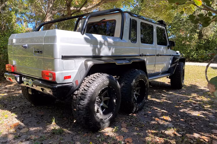 Ngoài ra, chiếc xe cũng được hãng độ trang bị thêm cho phần thùng sau dài thêm 1,5m để “biến” chiếc G63 thông thường thành một chiếc xe có vẻ ngoài tương tự với Mercedes-AMG G63 6x6. Xe cũng được trang bị phần cản va phía trước đầy góc cạnh giúp tăng vẻ hầm hố, bệ vệ cho phiên bản độ này. Với trang bị bộ vi sai 9 inch tùy chỉnh và trục giữa giúp truyền nguồn năng lượng tới khu vực bốn bánh sau, từ đó đã biến chiếc xe thành một phiên bản 6x6 thực thụ.