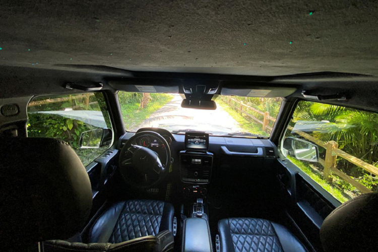 Thêm vào đó, So Flo Jeeps cũng đem tới cho xe các miếng ốp hốc bánh xe mới bằng sợi carbon có chiều dài 20 cm giống với những phiên bản G63 6x6 trên thực tế. Ngoài ra, xe còn sở hữu một số sửa đổi bổ sung bao gồm thanh đèn trên nóc từ thương hiệu Brabus bằng sợi carbon, hệ thống treo 4,5 inch với phuộc ống từ thương hiệu Fox. Thêm vào đó, phần thùng sau của xe cũng được trang bị phâng khung nhôm giống với G63 6x6 nguyên bản.