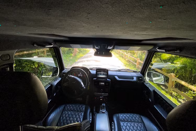 Thêm vào đó, So Flo Jeeps cũng đem tới cho xe các miếng ốp hốc bánh xe mới bằng sợi carbon có chiều dài 20 cm giống với những phiên bản G63 6x6 trên thực tế. Ngoài ra, xe còn sở hữu một số sửa đổi bổ sung bao gồm thanh đèn trên nóc từ thương hiệu Brabus bằng sợi carbon, hệ thống treo 4,5 inch với phuộc ống từ thương hiệu Fox. Thêm vào đó, phần thùng sau của xe cũng được trang bị phâng khung nhôm giống với G63 6x6 nguyên bản.