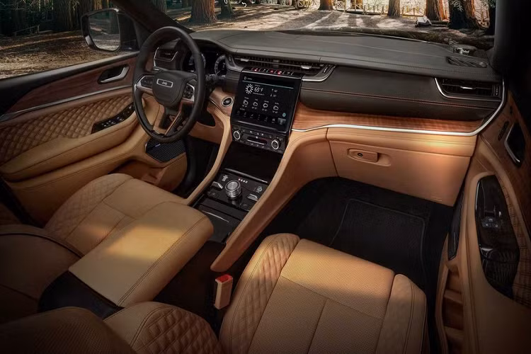 Nhìn chung, Grand Cherokee L 2021 tại Việt Nam sẽ có các trang bị gồm ghế bọc da Nappa cao cấp, đồng hồ kỹ thuật số 10.25 inch, màn hình thông tin giải trí 8.4 inch hoặc 10.1 inch tùy chọn, vô lăng bọc da, ghế lái chỉnh điện 8 hướng và hàng ghế thứ ba gập phẳng bằng tay.