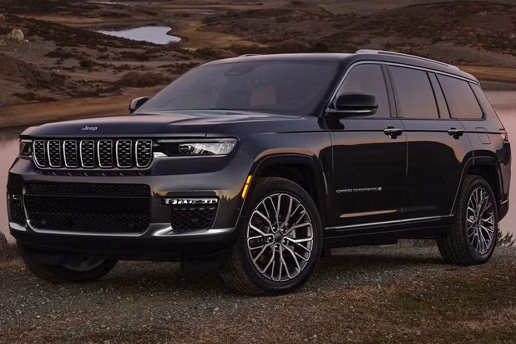 Theo thông tin có được, Jeep Grand Cherokee L 2021 sẽ được bán ra tại thị trường Việt Nam với chỉ 2 phiên bản, bao gồm bản Limited và Summit. Cả 2 đều dùng động cơ V8 5.7L, sản sinh công suất 357 mã lực và mô-men xoắn 528 Nm, đi kèm là hộp số tự động ZF 8 cấp.