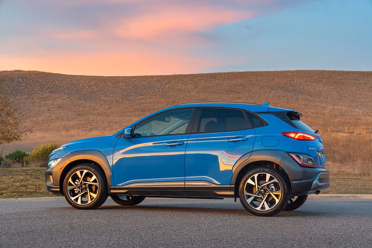 Hyundai Kona thế hệ mới có chiều dài tổng thể tăng thêm 51 mm trong khi trục cơ sở vẫn là 2.601 mm. Nhờ vậy, không gian bên trong xe rộng rãi hơn. Hàng ghế thứ 2 có khoảng để chân rộng 894 mm, tăng 15 mm so với đời trước.