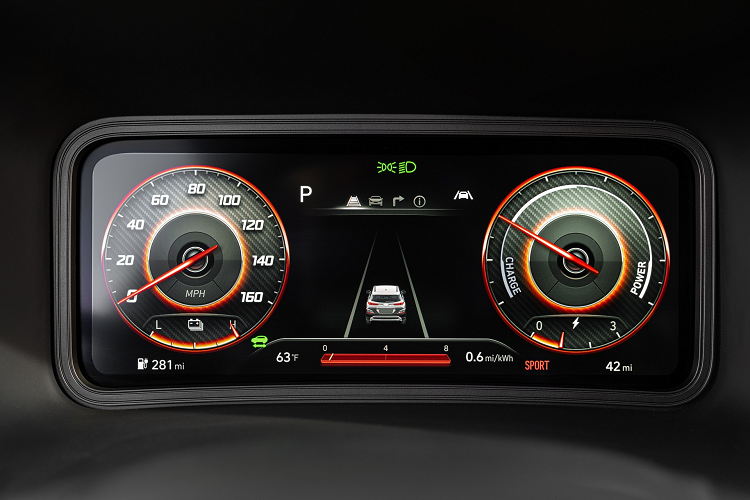 Với hệ thống sạc 7,2 kW cấp độ 2, chiếc SUV đô thị này cần hơn 9 giờ để sạc đầy gói pin. Nếu sử dụng bộ sạc nhanh DC, gói pin có thể sạc từ 10% đến 80% trong chỉ 47 phút.