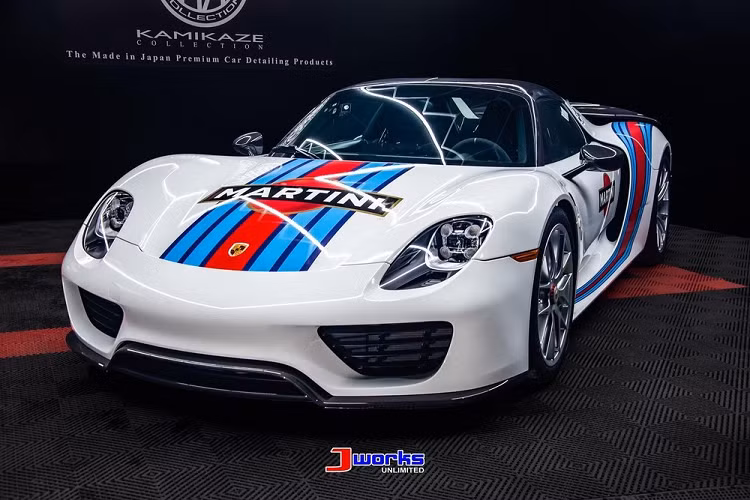 Chưa hết, Porsche 918 Spyder có thời gian tăng tốc từ 0-300 km/h khá ấn tượng với con số 19,9 giây. Tốc độ tối đa 345 km/h.