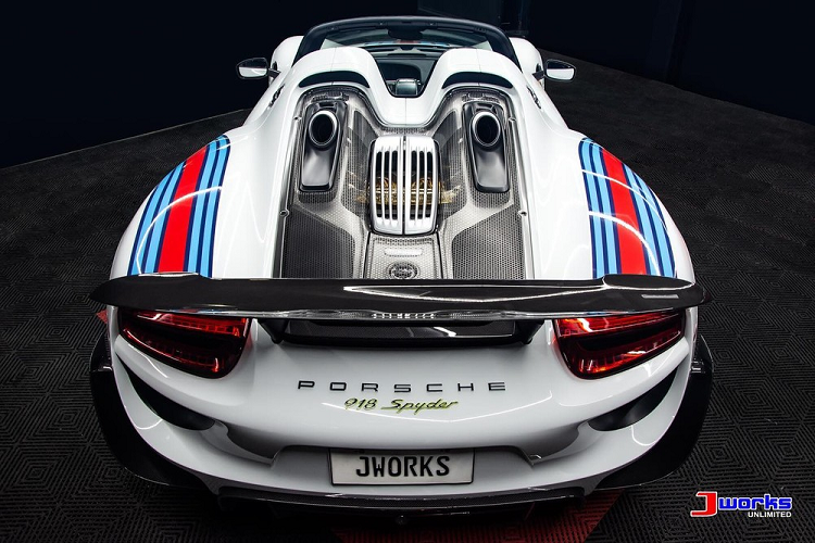 Không những thế, chiếc siêu xe hypercar Porsche 918 Spyder đang có mặt tại Philippines còn có gói trang bị tuỳ chọn thể thao Weissach Package vừa giúp xe giảm cân đồng thời mang đến sức mạnh tăng lên đáng kể so với bản tiêu chuẩn.