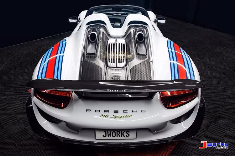 Không những thế, chiếc siêu xe hypercar Porsche 918 Spyder đang có mặt tại Philippines còn có gói trang bị tuỳ chọn thể thao Weissach Package vừa giúp xe giảm cân đồng thời mang đến sức mạnh tăng lên đáng kể so với bản tiêu chuẩn.
