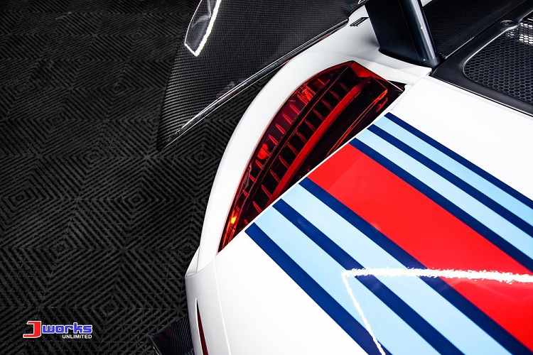 Bộ áo Martini đã mang đến cho chiếc siêu xe hybrid Porsche 918 Spyder của đại gia Philippines một diện mạo ngoại hình cực kỳ bắt mắt với màu sơn trắng kết hợp cùng các sọc xanh và đỏ được hoàn thành ở trên nắp capô phía trước và cả bên hông của mẫu xe này.