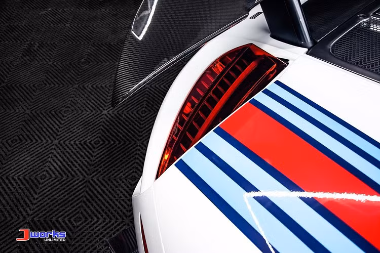 Bộ áo Martini đã mang đến cho chiếc siêu xe hybrid Porsche 918 Spyder của đại gia Philippines một diện mạo ngoại hình cực kỳ bắt mắt với màu sơn trắng kết hợp cùng các sọc xanh và đỏ được hoàn thành ở trên nắp capô phía trước và cả bên hông của mẫu xe này.