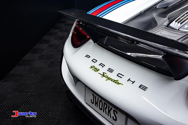 Bộ áo Martini mang đến ngoại hình bắt mắt hơn cho Posche 918 Spyder. Các đường sọc hoàn thành với 3 màu chính là đỏ, xanh dương đậm và xanh nhạt. Gói Weissach Package trang bị nhiều chi tiết carbon cho 918 Spyder