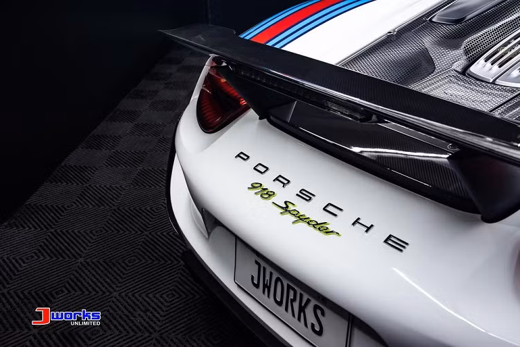 Bộ áo Martini mang đến ngoại hình bắt mắt hơn cho Posche 918 Spyder. Các đường sọc hoàn thành với 3 màu chính là đỏ, xanh dương đậm và xanh nhạt. Gói Weissach Package trang bị nhiều chi tiết carbon cho 918 Spyder