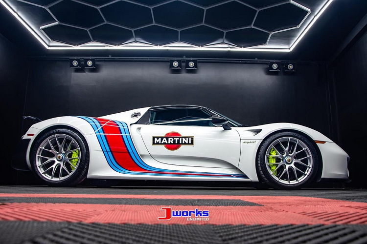 Không kém gì các đại gia Việt, giới nhà giàu ở Philippines cũng rất yêu thích mẫu xe hypercar hybrid của Porsche là 918 Spyder. Được biết, có trên 2 chiếc siêu xe Porsche 918 Spyder lăn bánh tại Philippines nhưng chỉ có duy nhất 1 xe sở hữu bộ áo Martini.