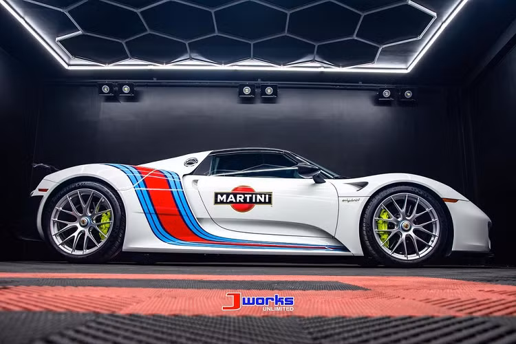 Không kém gì các đại gia Việt, giới nhà giàu ở Philippines cũng rất yêu thích mẫu xe hypercar hybrid của Porsche là 918 Spyder. Được biết, có trên 2 chiếc siêu xe Porsche 918 Spyder lăn bánh tại Philippines nhưng chỉ có duy nhất 1 xe sở hữu bộ áo Martini.