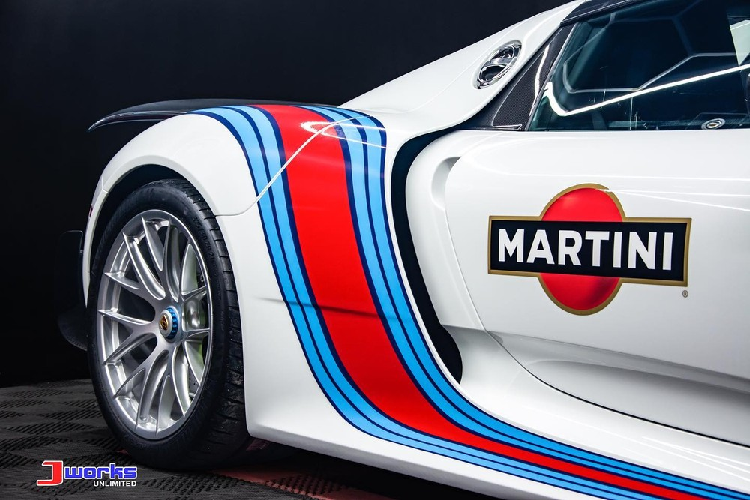 Những chiếc giá xe Porsche 918 Spyder lúc mới ra mắt có mức bán ra gần 1 triệu đô la nhưng hiện tại, để mua 1 chiếc xe 918 Spyder đáp ứng 2 tuỳ chọn như siêu phẩm ở Philippines các đại gia phải bỏ ra số tiền khoảng 2,19 triệu đô la, tương đương 51,05 tỷ đồng.