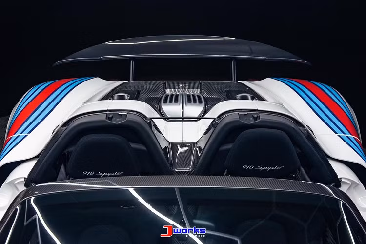 Porsche 918 Spyder được trang bị động cơ V8, hút khí tự nhiên, dung tích 4,6 lít tạo ra công suất tối đa 599 mã lực cùng hai mô-tơ điện sản sinh công suất tối đa 282 mã lực.
