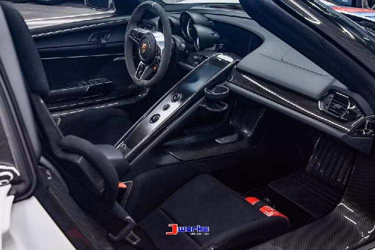 Siêu phẩm Porsche 918 Spyder có trang bị gói Weissach Package có thời gian tăng tốc từ vị trí xuất phát lên 100 km/h chỉ trong 2,6 giây, thêm 3,6 giây nữa để siêu xe triệu đô tăng tốc lên 200 km/h.