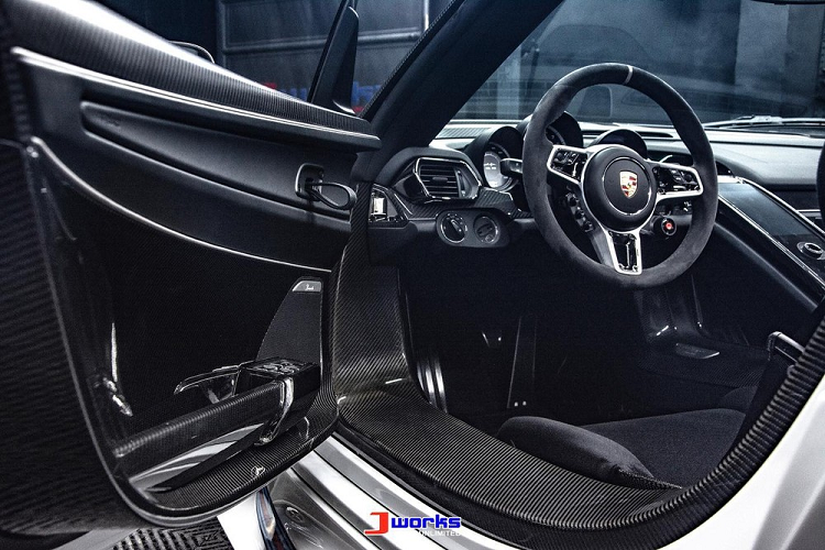 Công suất tổng cộng của hệ dẫn động hybrid trên Porsche 918 Spyder là 881 mã lực và mô-men xoắn cực đại 1.280 Nm. 