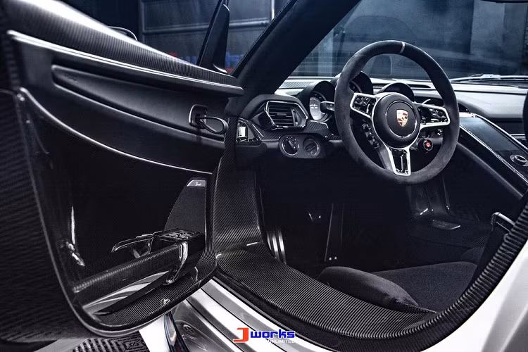 Công suất tổng cộng của hệ dẫn động hybrid trên Porsche 918 Spyder là 881 mã lực và mô-men xoắn cực đại 1.280 Nm. 